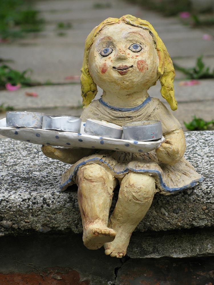 Holčička se svícnem